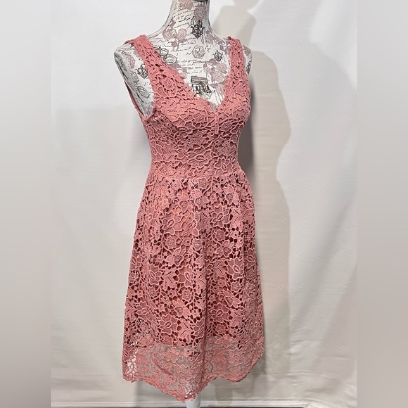 ASTR the LABEL Dusty pink crochet‎ lace dress size S. - Picture 10 of 16